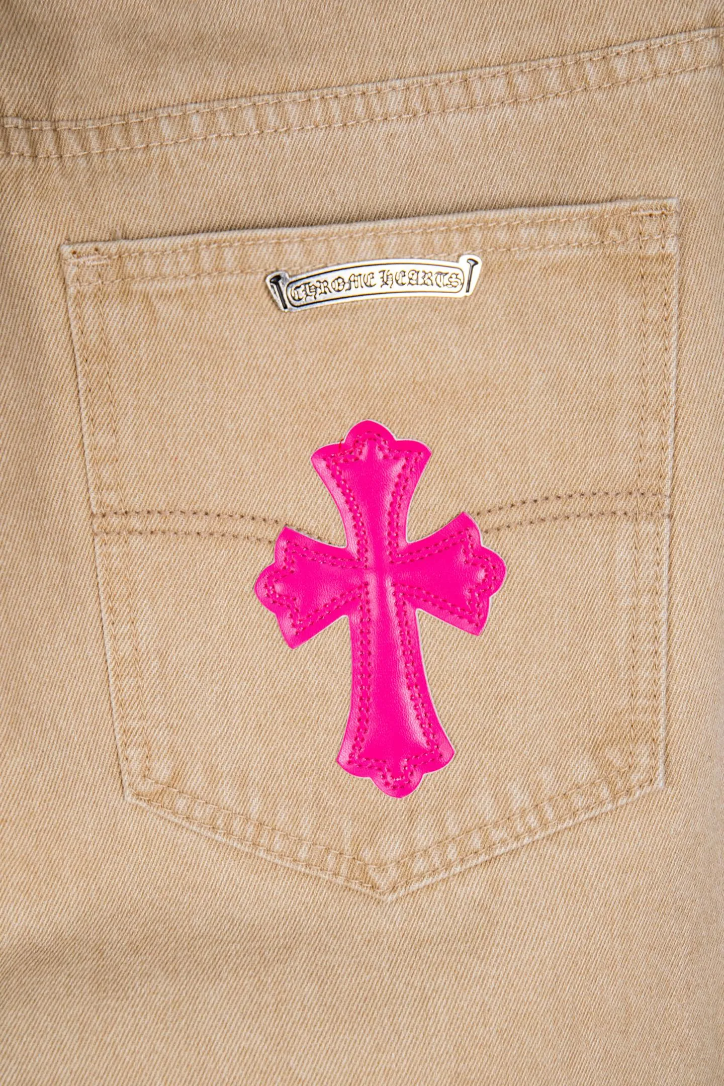 P260 top version CH Chromehearts Miami limited fluorescent pink brown khaki jeans, counter price 34W level, patchwork cross pattern embellishment, washed jeans! ! An absolutely high-end luxury product, a 1.9W-level god-level single product, a super popular product, made by top heavy industry, a magic weapon that cannot be missed! [About Zangyin] This is an extremely luxurious fashion brand that can also be called the aristocracy of the high street. It has always been an exclusive brand for some hipsters or rich second generations. Compared with ordinary high streets, it is more luxurious and noble. Compared with luxury brands, it is more fashionable and individual. It has always been a brand that I have a special liking for. [Top heavy industry fashion design] Consistently high-street luxury style. Speaking of this style, the Zangyin family and GU family are definitely the leading representative brands. Especially the Zangyin family has really achieved a state-of-the-art effect in creating high-street style. The unique washed material is used to create this style. The color system is already quite eye-catching. After it is decorated with patchwork cross flowers, it cleverly highlights the charm of the brand. Secondly, this style uses classic The high-waist cutting design highlights the long legs and fashionable temperament of the upper body. The brand is highly recognizable and the slim fit configuration is more suitable for daily wear. It is a product that interprets personality, fashion, and specifications at a glance. This single product is enough to make any fan excited. It can be a white T-shirt for a youthful college style, or a tight suspender for a royal style. It has strong matching ability and can be easily controlled by men.  [Materials and craftsmanship] Needless to say, this point goes without saying. As an excellent craftsman brand, Zangyin’s requirements for details and craftsmanship are really perfect. The washed color of this model has gone through so many processes, not to mention the embellishment of denim appliques. It is also purely hand-made and sewn. Just like what they believe in, only hand-made things have soul and have the meaning of wear. A top-notch heavy-duty fashionable denim item, I look forward to your perfect interpretation! !  Color: Khaki Size: 28-34